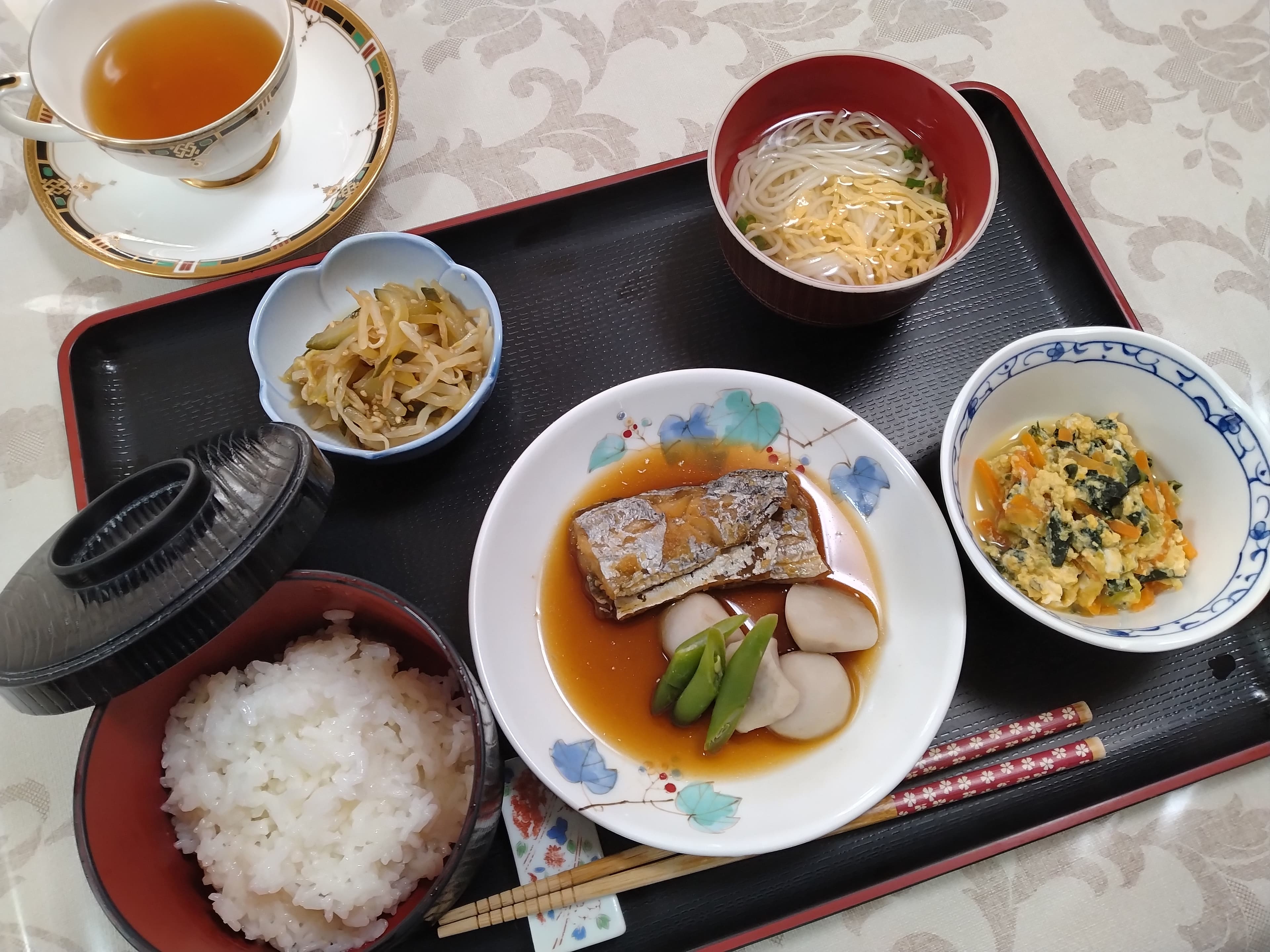 食卓に並んだ色鮮やかな、湯気が立つお食事の写真